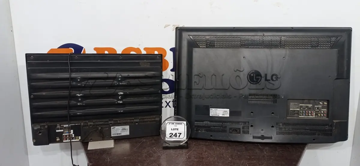 LOTE 247 - 01 TV LCD 37’’ MARCA LG E 01 TV LCD 26’’ MARCA SAMSUNG. (NO ESTADO) ATENÇÃO! FAZER A VISITAÇÃO ANTES DE ARREMATAR, NÃO SABEMOS SE FUNCIONA, LEILÃO NÃO TEM GARANTIA E NEM DEVOLUÇÃO, SUJEITO A POSSÍVEIS AVARIAS VISÍVEIS/OCULTAS E/OU AUSÊNCIA DE COMPONENTES.