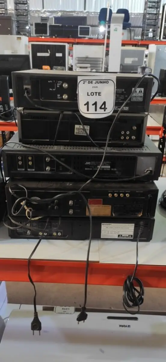 LOTE 114 - 05 APARELHOS DE VÍDEO CASSETE DE MARCAS E MODELOS DIVERSOS. (NO ESTADO) ATENÇÃO! FAZER A VISITAÇÃO ANTES DE ARREMATAR, NÃO SABEMOS SE FUNCIONA, LEILÃO NÃO TEM GARANTIA E NEM DEVOLUÇÃO, SUJEITO A POSSÍVEIS AVARIAS VISÍVEIS/OCULTAS E/OU AUSÊNCIA DE COMPONENTES.
