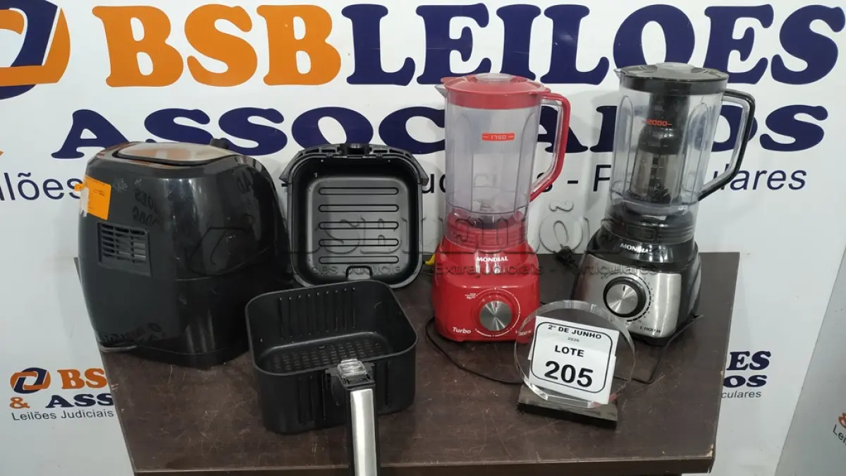 LOTE 205 - 01 AIR FRYER 4L 220V MARCA MONDIAL E 02 LIQUIDIFICADORES 220V MARCA MONDIAL. (NO ESTADO) ATENÇÃO! FAZER A VISITAÇÃO ANTES DE ARREMATAR, NÃO SABEMOS SE FUNCIONA, LEILÃO NÃO TEM GARANTIA E NEM DEVOLUÇÃO, SUJEITO A POSSÍVEIS AVARIAS VISÍVEIS/OCULTAS E/OU AUSÊNCIA DE COMPONENTES.