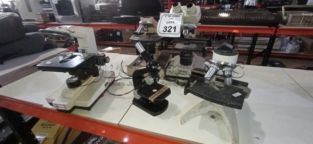 LOTE 321 - 05 MICROSCÓPIOS DE MARCAS E MODELOS DIVERSOS. (NO ESTADO) ATENÇÃO! FAZER A VISITAÇÃO ANTES DE ARREMATAR, NÃO SABEMOS SE FUNCIONA, LEILÃO NÃO TEM GARANTIA E NEM DEVOLUÇÃO, SUJEITO A POSSÍVEIS AVARIAS VISÍVEIS/OCULTAS E/OU AUSÊNCIA DE COMPONENTES.