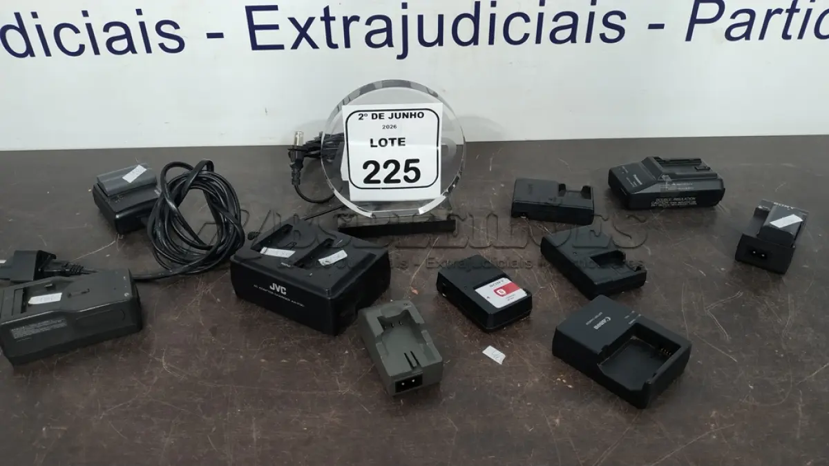 LOTE 225 - 10 CARREGADORES PARA CÂMERAS E BATERIA MARCAS E MODELOS DIVERSOS. (NO ESTADO) ATENÇÃO! FAZER A VISITAÇÃO ANTES DE ARREMATAR, NÃO SABEMOS SE FUNCIONA, LEILÃO NÃO TEM GARANTIA E NEM DEVOLUÇÃO, SUJEITO A POSSÍVEIS AVARIAS VISÍVEIS/OCULTAS E/OU AUSÊNCIA DE COMPONENTES.