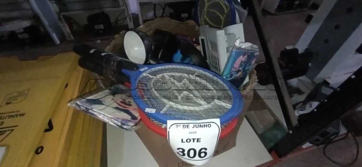 LOTE 306 - 07 RAQUETES ELÉTRICAS, VÁRIAS CAIXAS DE SOM DE PC, TELEFONES FIXOS, CAPAS DE TABLETS E ITENS VARIADOS. (NO ESTADO) ATENÇÃO! FAZER A VISITAÇÃO ANTES DE ARREMATAR, NÃO SABEMOS SE FUNCIONA, LEILÃO NÃO TEM GARANTIA E NEM DEVOLUÇÃO, SUJEITO A POSSÍVEIS AVARIAS VISÍVEIS/OCULTAS E/OU AUSÊNCIA DE COMPONENTES.