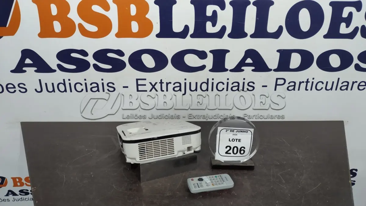 LOTE 206 - 01 PROJETOR COM CONTROLE MARCA EPSON. (NO ESTADO) ATENÇÃO! FAZER A VISITAÇÃO ANTES DE ARREMATAR, NÃO SABEMOS SE FUNCIONA, LEILÃO NÃO TEM GARANTIA E NEM DEVOLUÇÃO, SUJEITO A POSSÍVEIS AVARIAS VISÍVEIS/OCULTAS E/OU AUSÊNCIA DE COMPONENTES.