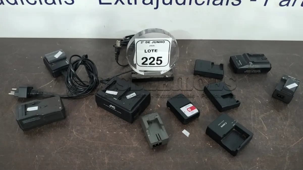 LOTE 225 - 10 CARREGADORES PARA CÂMERAS E BATERIA MARCAS E MODELOS DIVERSOS. (NO ESTADO) ATENÇÃO! FAZER A VISITAÇÃO ANTES DE ARREMATAR, NÃO SABEMOS SE FUNCIONA, LEILÃO NÃO TEM GARANTIA E NEM DEVOLUÇÃO, SUJEITO A POSSÍVEIS AVARIAS VISÍVEIS/OCULTAS E/OU AUSÊNCIA DE COMPONENTES.