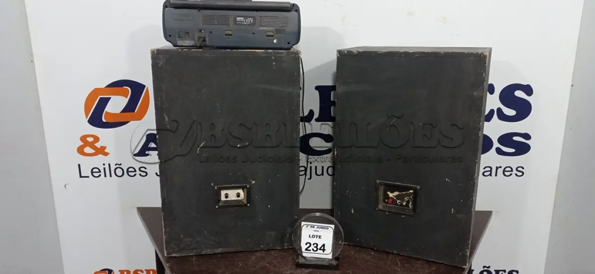 LOTE 234 - 02 CAIXAS DE SOM ALTO FALANTE E 01 APARELHO DE SOM ANTIGO. (NO ESTADO) ATENÇÃO! FAZER A VISITAÇÃO ANTES DE ARREMATAR, NÃO SABEMOS SE FUNCIONA, LEILÃO NÃO TEM GARANTIA E NEM DEVOLUÇÃO, SUJEITO A POSSÍVEIS AVARIAS VISÍVEIS/OCULTAS E/OU AUSÊNCIA DE COMPONENTES.