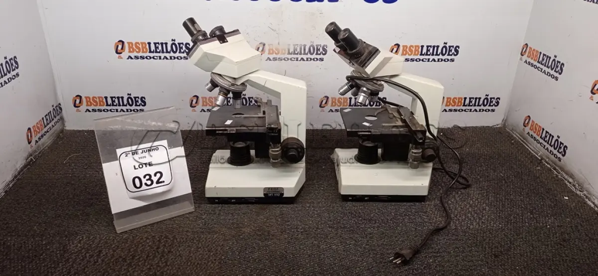 LOTE 032 - 02 MICROSCÓPIOS. (NO ESTADO) ATENÇÃO! FAZER A VISITAÇÃO ANTES DE ARREMATAR, NÃO SABEMOS SE FUNCIONA, LEILÃO NÃO TEM GARANTIA E NEM DEVOLUÇÃO, SUJEITO A POSSÍVEIS AVARIAS VISÍVEIS/OCULTAS E/OU AUSÊNCIA DE COMPONENTES.
