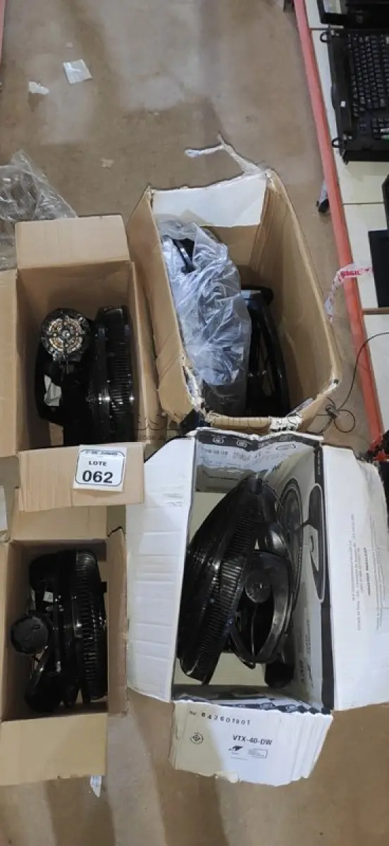 LOTE 062 - 04 VENTILADORES 220V MARCA MONDIAL DESMONTADOS INCOMPLETOS. (NO ESTADO) ATENÇÃO! FAZER A VISITAÇÃO ANTES DE ARREMATAR, NÃO SABEMOS SE FUNCIONA, LEILÃO NÃO TEM GARANTIA E NEM DEVOLUÇÃO, SUJEITO A POSSÍVEIS AVARIAS VISÍVEIS/OCULTAS E/OU AUSÊNCIA DE COMPONENTES.