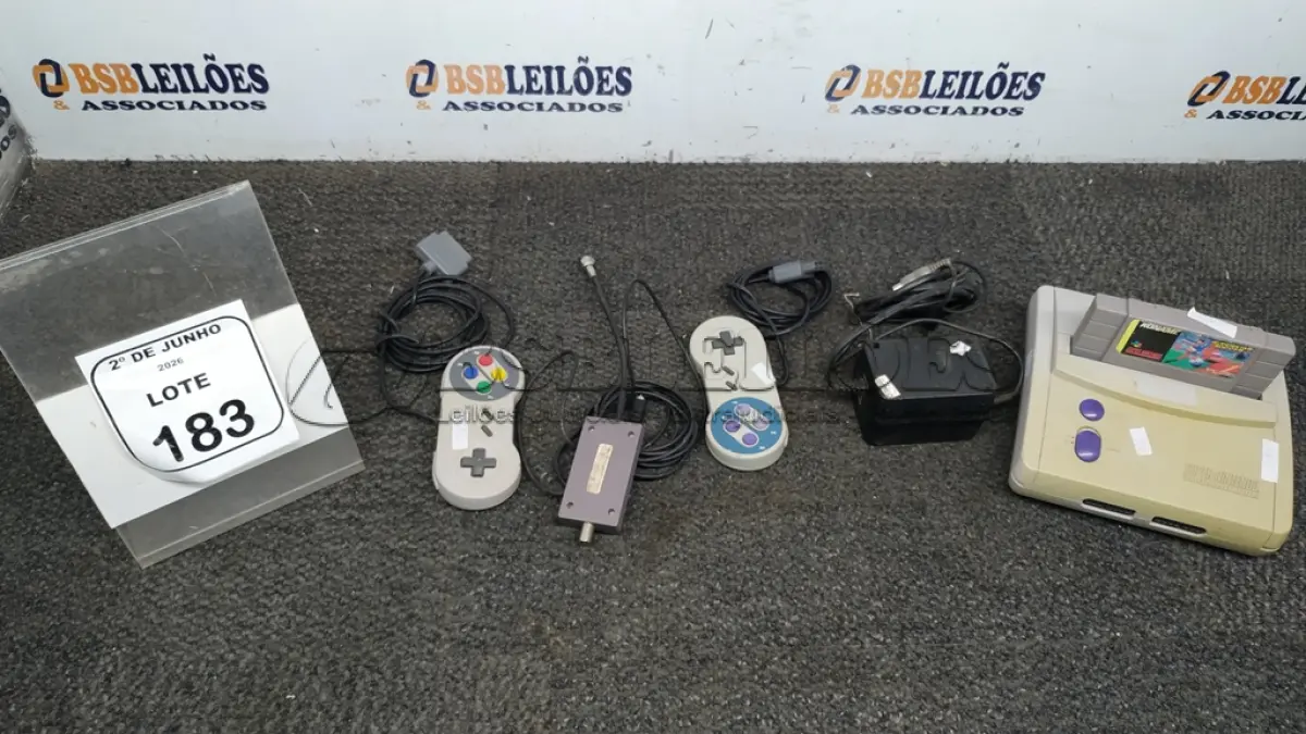 LOTE 183 - 01 NINTENDO BABY COM 02 CONTROLES, 01 FITA E CABOS. (NO ESTADO) ATENÇÃO! FAZER A VISITAÇÃO ANTES DE ARREMATAR, NÃO SABEMOS SE FUNCIONA, LEILÃO NÃO TEM GARANTIA E NEM DEVOLUÇÃO, SUJEITO A POSSÍVEIS AVARIAS VISÍVEIS/OCULTAS E/OU AUSÊNCIA DE COMPONENTES.