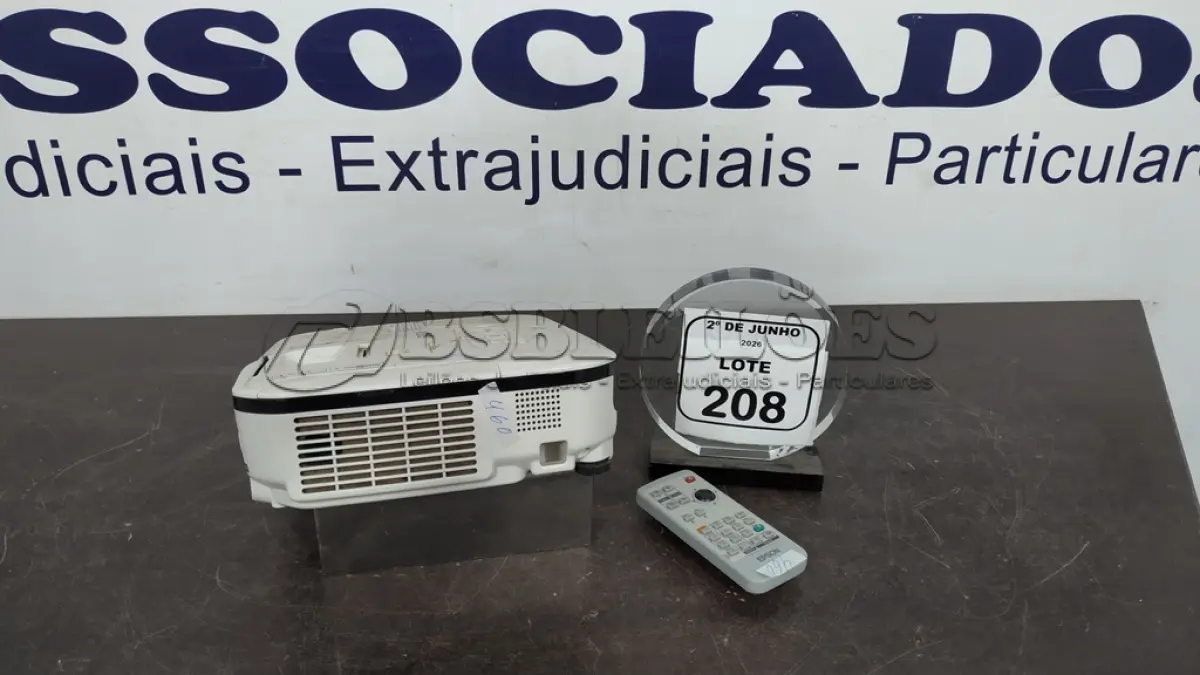 LOTE 208 - 01 PROJETOR COM CONTROLE MARCA EPSON. (NO ESTADO) ATENÇÃO! FAZER A VISITAÇÃO ANTES DE ARREMATAR, NÃO SABEMOS SE FUNCIONA, LEILÃO NÃO TEM GARANTIA E NEM DEVOLUÇÃO, SUJEITO A POSSÍVEIS AVARIAS VISÍVEIS/OCULTAS E/OU AUSÊNCIA DE COMPONENTES.
