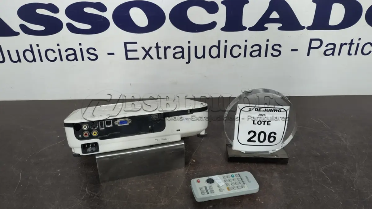 LOTE 206 - 01 PROJETOR COM CONTROLE MARCA EPSON. (NO ESTADO) ATENÇÃO! FAZER A VISITAÇÃO ANTES DE ARREMATAR, NÃO SABEMOS SE FUNCIONA, LEILÃO NÃO TEM GARANTIA E NEM DEVOLUÇÃO, SUJEITO A POSSÍVEIS AVARIAS VISÍVEIS/OCULTAS E/OU AUSÊNCIA DE COMPONENTES.