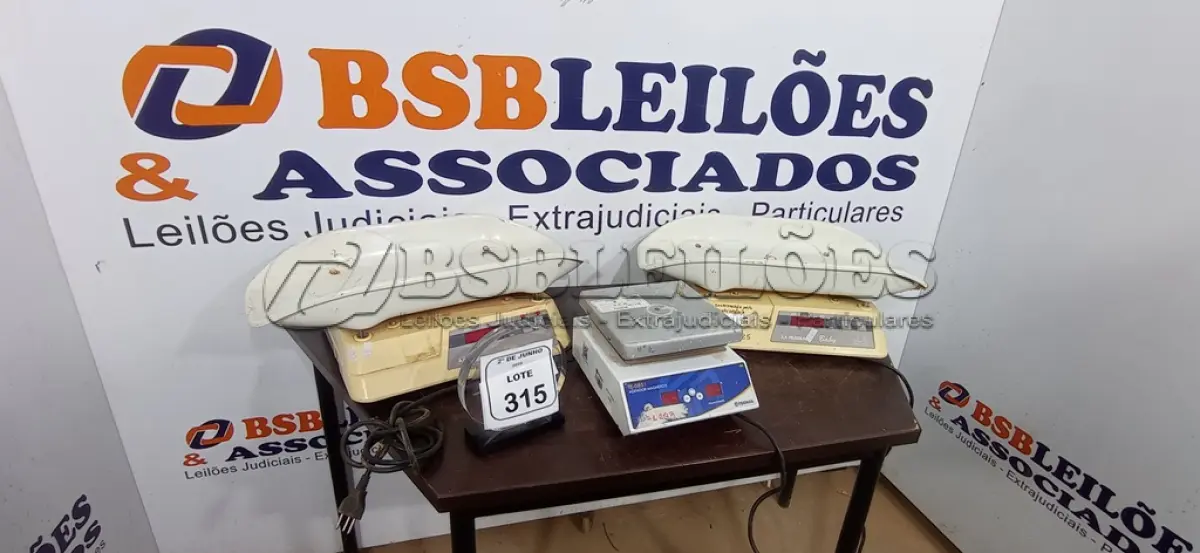 LOTE 315 - 02 BALANÇAS PEDIÁTRICAS E 01 AGITADOR MAGNÉTICO. (NO ESTADO) ATENÇÃO! FAZER A VISITAÇÃO ANTES DE ARREMATAR, NÃO SABEMOS SE FUNCIONA, LEILÃO NÃO TEM GARANTIA E NEM DEVOLUÇÃO, SUJEITO A POSSÍVEIS AVARIAS VISÍVEIS/OCULTAS E/OU AUSÊNCIA DE COMPONENTES.