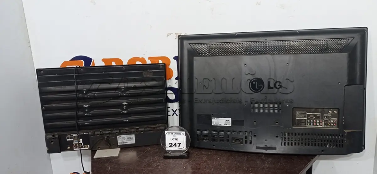 LOTE 247 - 01 TV LCD 37’’ MARCA LG E 01 TV LCD 26’’ MARCA SAMSUNG. (NO ESTADO) ATENÇÃO! FAZER A VISITAÇÃO ANTES DE ARREMATAR, NÃO SABEMOS SE FUNCIONA, LEILÃO NÃO TEM GARANTIA E NEM DEVOLUÇÃO, SUJEITO A POSSÍVEIS AVARIAS VISÍVEIS/OCULTAS E/OU AUSÊNCIA DE COMPONENTES.