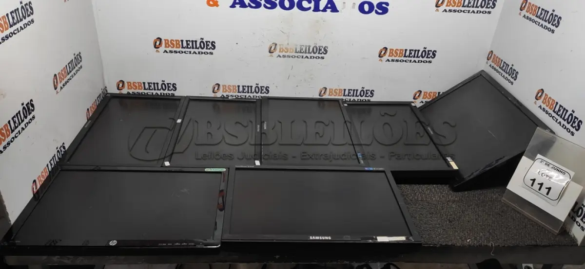 LOTE 111 - 07 MONITORES DE MARCAS E MODELOS DIVERSOS. (NO ESTADO) ATENÇÃO! FAZER A VISITAÇÃO ANTES DE ARREMATAR, NÃO SABEMOS SE FUNCIONA, LEILÃO NÃO TEM GARANTIA E NEM DEVOLUÇÃO, SUJEITO A POSSÍVEIS AVARIAS VISÍVEIS/OCULTAS E/OU AUSÊNCIA DE COMPONENTES.