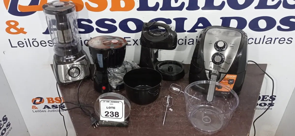 LOTE 238 - 01 LIQUIDIFICADOR 220V MARCA MONDIAL, 01 AIR FRYER 4L 22V MARCA MONDIAL, 01 CAFETEIRA 220VMARCA MONDIAL E 01 BATEDEIRA 220V MARCA MONDIAL. (NO ESTADO) ATENÇÃO! FAZER A VISITAÇÃO ANTES DE ARREMATAR, NÃO SABEMOS SE FUNCIONA, LEILÃO NÃO TEM GARANTIA E NEM DEVOLUÇÃO, SUJEITO A POSSÍVEIS AVARIAS VISÍVEIS/OCULTAS E/OU AUSÊNCIA DE COMPONENTES.