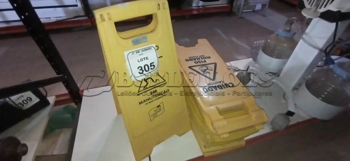 LOTE 305 - 10 PLACAS DE AVISO PARA PISOS MOLHADOS. (NO ESTADO) ATENÇÃO! FAZER A VISITAÇÃO ANTES DE ARREMATAR, NÃO SABEMOS SE FUNCIONA, LEILÃO NÃO TEM GARANTIA E NEM DEVOLUÇÃO, SUJEITO A POSSÍVEIS AVARIAS VISÍVEIS/OCULTAS E/OU AUSÊNCIA DE COMPONENTES.