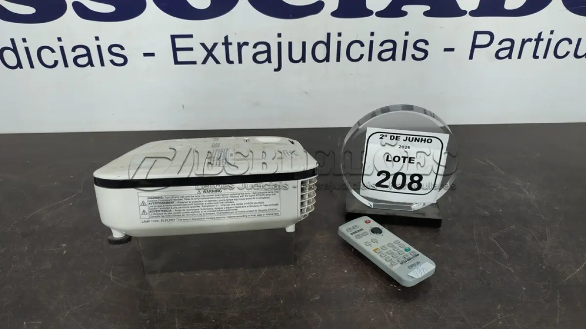LOTE 208 - 01 PROJETOR COM CONTROLE MARCA EPSON. (NO ESTADO) ATENÇÃO! FAZER A VISITAÇÃO ANTES DE ARREMATAR, NÃO SABEMOS SE FUNCIONA, LEILÃO NÃO TEM GARANTIA E NEM DEVOLUÇÃO, SUJEITO A POSSÍVEIS AVARIAS VISÍVEIS/OCULTAS E/OU AUSÊNCIA DE COMPONENTES.
