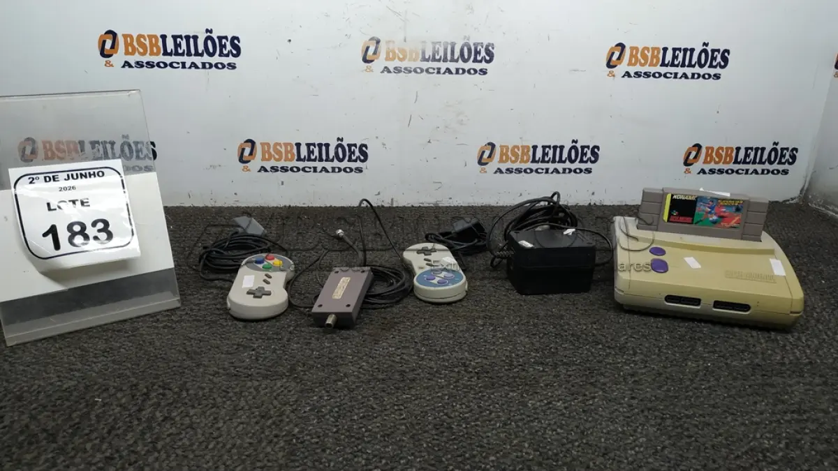 LOTE 183 - 01 NINTENDO BABY COM 02 CONTROLES, 01 FITA E CABOS. (NO ESTADO) ATENÇÃO! FAZER A VISITAÇÃO ANTES DE ARREMATAR, NÃO SABEMOS SE FUNCIONA, LEILÃO NÃO TEM GARANTIA E NEM DEVOLUÇÃO, SUJEITO A POSSÍVEIS AVARIAS VISÍVEIS/OCULTAS E/OU AUSÊNCIA DE COMPONENTES.