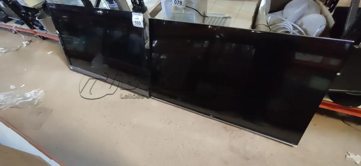 LOTE 103 - 02 TVS DE 55’’ MARCAS SONY E LG PARA RETIRADA DE PEÇAS. (NO ESTADO) ATENÇÃO! FAZER A VISITAÇÃO ANTES DE ARREMATAR, NÃO SABEMOS SE FUNCIONA, LEILÃO NÃO TEM GARANTIA E NEM DEVOLUÇÃO, SUJEITO A POSSÍVEIS AVARIAS VISÍVEIS/OCULTAS E/OU AUSÊNCIA DE COMPONENTES.