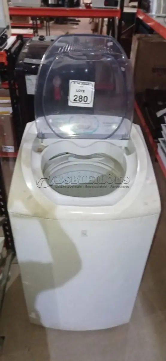 LOTE 280 - 01 MÁQUINA DE LAVAR DE 6KG 220V MARCA ELECTROLUX. (NO ESTADO) ATENÇÃO! FAZER A VISITAÇÃO ANTES DE ARREMATAR, NÃO SABEMOS SE FUNCIONA, LEILÃO NÃO TEM GARANTIA E NEM DEVOLUÇÃO, SUJEITO A POSSÍVEIS AVARIAS VISÍVEIS/OCULTAS E/OU AUSÊNCIA DE COMPONENTES.