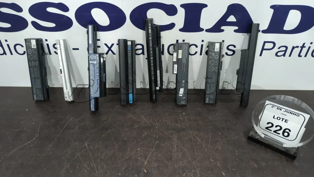 LOTE 226 - 08 BATERIAS DE NOTEBOOK DE MARCAS E MODELOS DIVERSOS. (NO ESTADO) ATENÇÃO! FAZER A VISITAÇÃO ANTES DE ARREMATAR, NÃO SABEMOS SE FUNCIONA, LEILÃO NÃO TEM GARANTIA E NEM DEVOLUÇÃO, SUJEITO A POSSÍVEIS AVARIAS VISÍVEIS/OCULTAS E/OU AUSÊNCIA DE COMPONENTES.