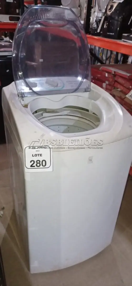 LOTE 280 - 01 MÁQUINA DE LAVAR DE 6KG 220V MARCA ELECTROLUX. (NO ESTADO) ATENÇÃO! FAZER A VISITAÇÃO ANTES DE ARREMATAR, NÃO SABEMOS SE FUNCIONA, LEILÃO NÃO TEM GARANTIA E NEM DEVOLUÇÃO, SUJEITO A POSSÍVEIS AVARIAS VISÍVEIS/OCULTAS E/OU AUSÊNCIA DE COMPONENTES.