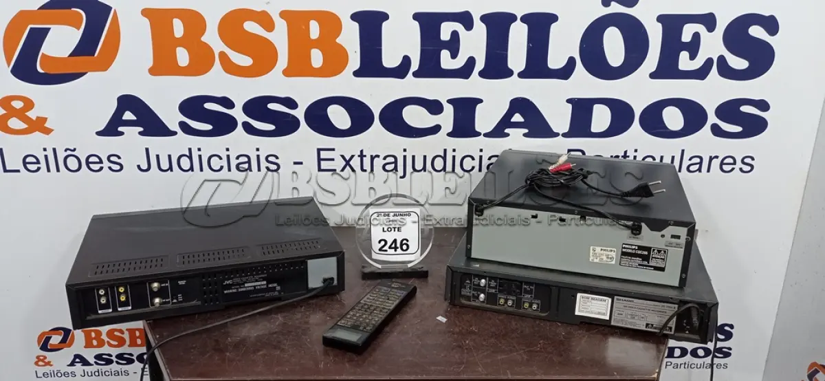 LOTE 246 - 01 CD PLAYER MODELO  CDC 265 MARCA PHILIPS E 02 APARELHOS DE VIDEO CASSETE MARCAS JVC E SHARP. (NO ESTADO) ATENÇÃO! FAZER A VISITAÇÃO ANTES DE ARREMATAR, NÃO SABEMOS SE FUNCIONA, LEILÃO NÃO TEM GARANTIA E NEM DEVOLUÇÃO, SUJEITO A POSSÍVEIS AVARIAS VISÍVEIS/OCULTAS E/OU AUSÊNCIA DE COMPONENTES.