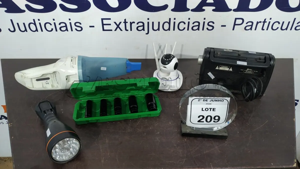 LOTE 209 - 01 CÂMERA WIFI, 01 KIT DE SOQUETE DE IMPACTO, 01 RÁDIO PORTATIL ANTIGO E 01 LANTERNA RECARREGÁVEL. (NO ESTADO) ATENÇÃO! FAZER A VISITAÇÃO ANTES DE ARREMATAR, NÃO SABEMOS SE FUNCIONA, LEILÃO NÃO TEM GARANTIA E NEM DEVOLUÇÃO, SUJEITO A POSSÍVEIS AVARIAS VISÍVEIS/OCULTAS E/OU AUSÊNCIA DE COMPONENTES.