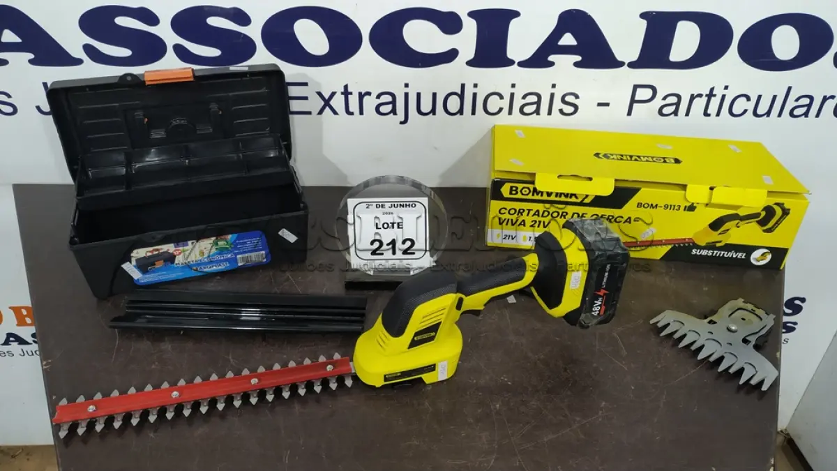 LOTE 212 - 01 CORTADOR DE CERCA-VIVA MARCA BOMVINK E 01 MALETA DE FERRAMENTAS. (NO ESTADO) ATENÇÃO! FAZER A VISITAÇÃO ANTES DE ARREMATAR, NÃO SABEMOS SE FUNCIONA, LEILÃO NÃO TEM GARANTIA E NEM DEVOLUÇÃO, SUJEITO A POSSÍVEIS AVARIAS VISÍVEIS/OCULTAS E/OU AUSÊNCIA DE COMPONENTES.