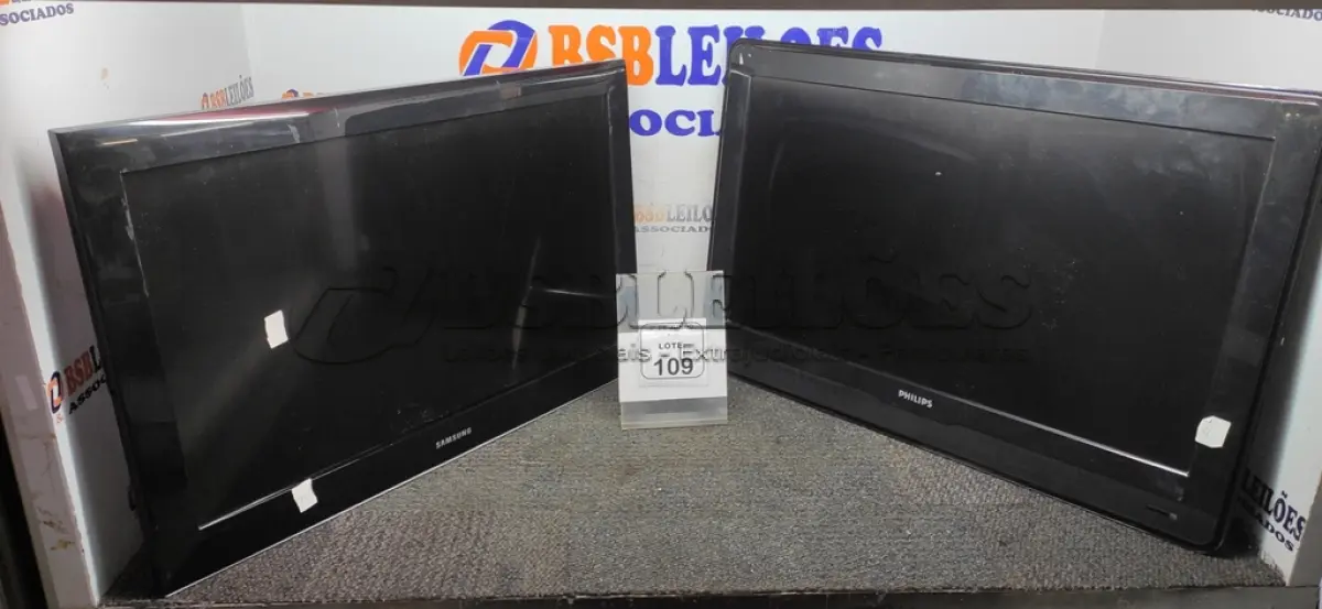 LOTE 109 - 02 TVS/MONITOR 32’’ MARCAS PHIPS E SAMSUNG. (NO ESTADO) ATENÇÃO! FAZER A VISITAÇÃO ANTES DE ARREMATAR, NÃO SABEMOS SE FUNCIONA, LEILÃO NÃO TEM GARANTIA E NEM DEVOLUÇÃO, SUJEITO A POSSÍVEIS AVARIAS VISÍVEIS/OCULTAS E/OU AUSÊNCIA DE COMPONENTES.