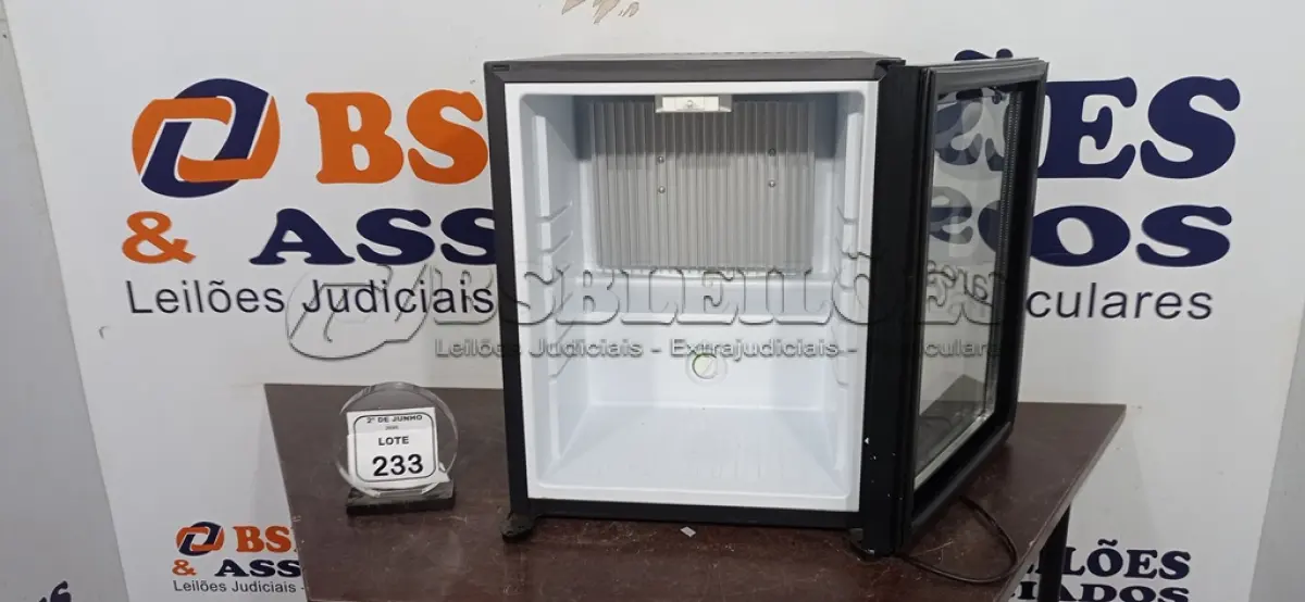 LOTE 233 - 01 FRIGOBAR 220V. (NO ESTADO) ATENÇÃO! FAZER A VISITAÇÃO ANTES DE ARREMATAR, NÃO SABEMOS SE FUNCIONA, LEILÃO NÃO TEM GARANTIA E NEM DEVOLUÇÃO, SUJEITO A POSSÍVEIS AVARIAS VISÍVEIS/OCULTAS E/OU AUSÊNCIA DE COMPONENTES.