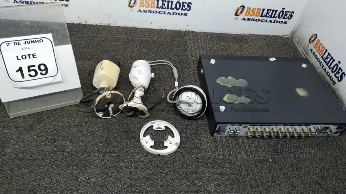 LOTE 159 - 01 APARELHO DVR E 03 CÂMERAS DE SEGURANÇA. (NO ESTADO) ATENÇÃO! FAZER A VISITAÇÃO ANTES DE ARREMATAR, NÃO SABEMOS SE FUNCIONA, LEILÃO NÃO TEM GARANTIA E NEM DEVOLUÇÃO, SUJEITO A POSSÍVEIS AVARIAS VISÍVEIS/OCULTAS E/OU AUSÊNCIA DE COMPONENTES.