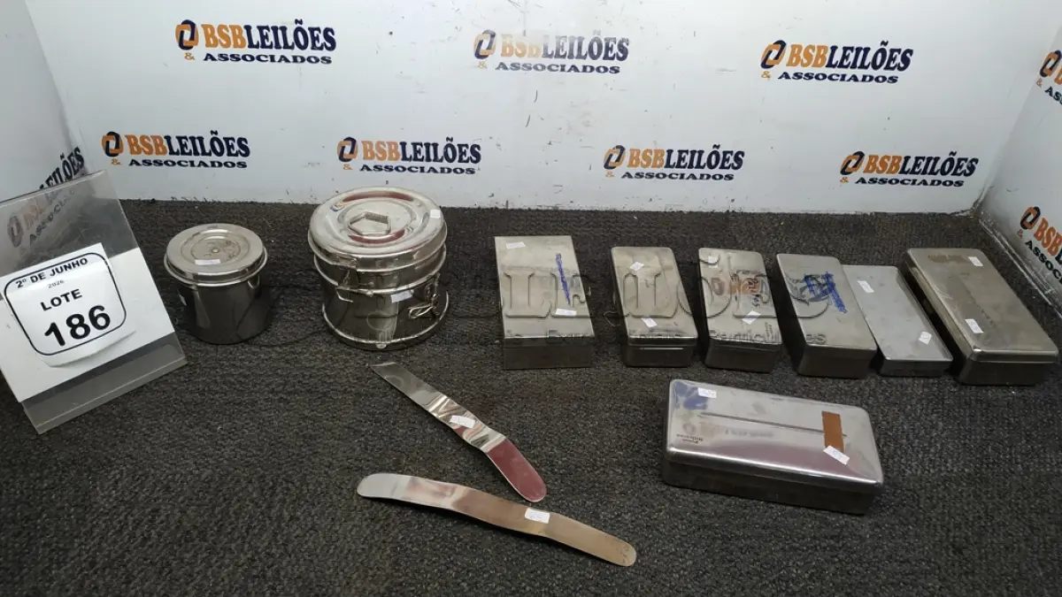 LOTE 186 - 01 LOTE COM VÁRIOS ESTOJOS CIRÚRGICOS DE TAMANHOS E MODELOS DIVERSOS. (NO ESTADO) ATENÇÃO! FAZER A VISITAÇÃO ANTES DE ARREMATAR, NÃO SABEMOS SE FUNCIONA, LEILÃO NÃO TEM GARANTIA E NEM DEVOLUÇÃO, SUJEITO A POSSÍVEIS AVARIAS VISÍVEIS/OCULTAS E/OU AUSÊNCIA DE COMPONENTES.