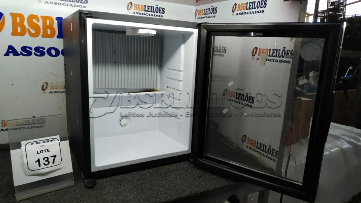LOTE 137 - 01 FRIGOBAR 220V. (NO ESTADO) ATENÇÃO! FAZER A VISITAÇÃO ANTES DE ARREMATAR, NÃO SABEMOS SE FUNCIONA, LEILÃO NÃO TEM GARANTIA E NEM DEVOLUÇÃO, SUJEITO A POSSÍVEIS AVARIAS VISÍVEIS/OCULTAS E/OU AUSÊNCIA DE COMPONENTES.