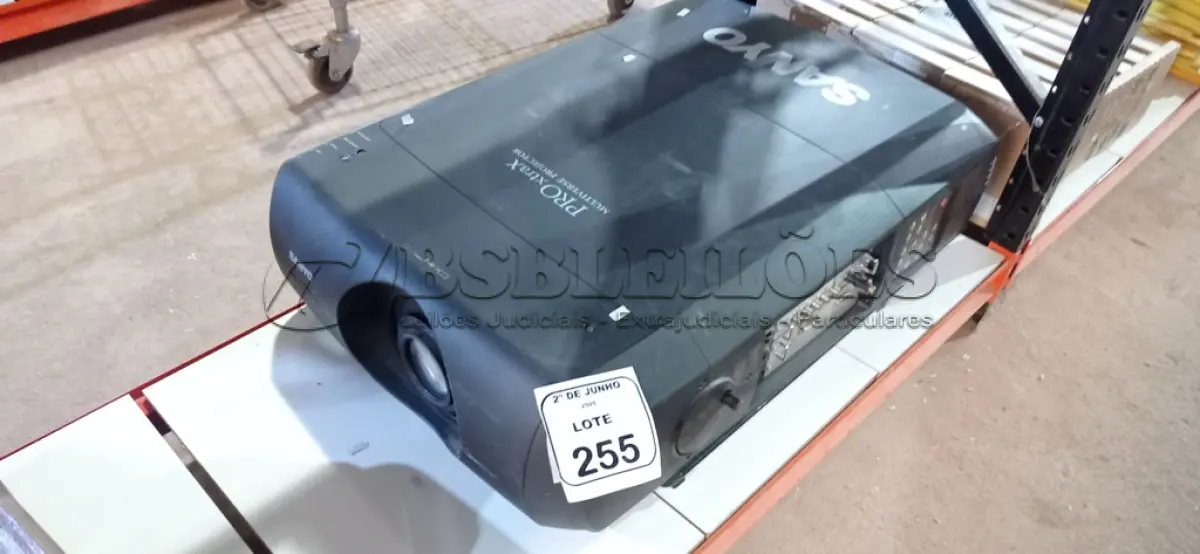 LOTE 255 - 01 PROJETOR MODELO PROXTRAX MULTIVERSE MARCA SANYO. (NO ESTADO) ATENÇÃO! FAZER A VISITAÇÃO ANTES DE ARREMATAR, NÃO SABEMOS SE FUNCIONA, LEILÃO NÃO TEM GARANTIA E NEM DEVOLUÇÃO, SUJEITO A POSSÍVEIS AVARIAS VISÍVEIS/OCULTAS E/OU AUSÊNCIA DE COMPONENTES.