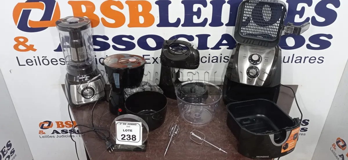 LOTE 238 - 01 LIQUIDIFICADOR 220V MARCA MONDIAL, 01 AIR FRYER 4L 22V MARCA MONDIAL, 01 CAFETEIRA 220VMARCA MONDIAL E 01 BATEDEIRA 220V MARCA MONDIAL. (NO ESTADO) ATENÇÃO! FAZER A VISITAÇÃO ANTES DE ARREMATAR, NÃO SABEMOS SE FUNCIONA, LEILÃO NÃO TEM GARANTIA E NEM DEVOLUÇÃO, SUJEITO A POSSÍVEIS AVARIAS VISÍVEIS/OCULTAS E/OU AUSÊNCIA DE COMPONENTES.