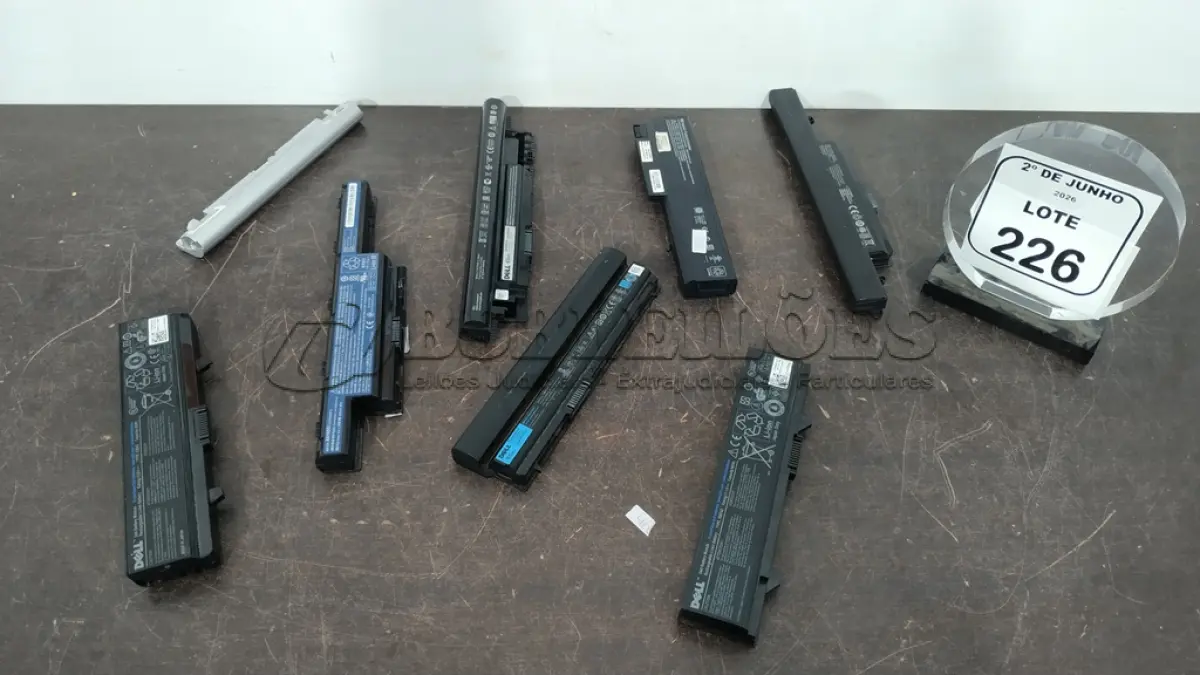 LOTE 226 - 08 BATERIAS DE NOTEBOOK DE MARCAS E MODELOS DIVERSOS. (NO ESTADO) ATENÇÃO! FAZER A VISITAÇÃO ANTES DE ARREMATAR, NÃO SABEMOS SE FUNCIONA, LEILÃO NÃO TEM GARANTIA E NEM DEVOLUÇÃO, SUJEITO A POSSÍVEIS AVARIAS VISÍVEIS/OCULTAS E/OU AUSÊNCIA DE COMPONENTES.