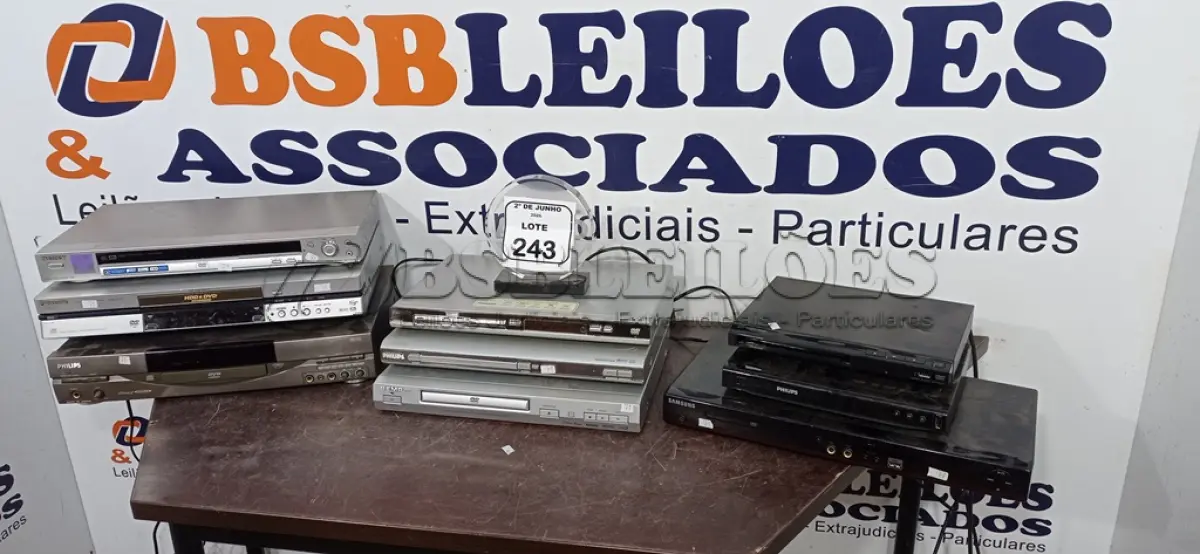 LOTE 243 - 09 APARELHOS DVD DE MARCAS E MODELOS DIVERSOS. (NO ESTADO) ATENÇÃO! FAZER A VISITAÇÃO ANTES DE ARREMATAR, NÃO SABEMOS SE FUNCIONA, LEILÃO NÃO TEM GARANTIA E NEM DEVOLUÇÃO, SUJEITO A POSSÍVEIS AVARIAS VISÍVEIS/OCULTAS E/OU AUSÊNCIA DE COMPONENTES.