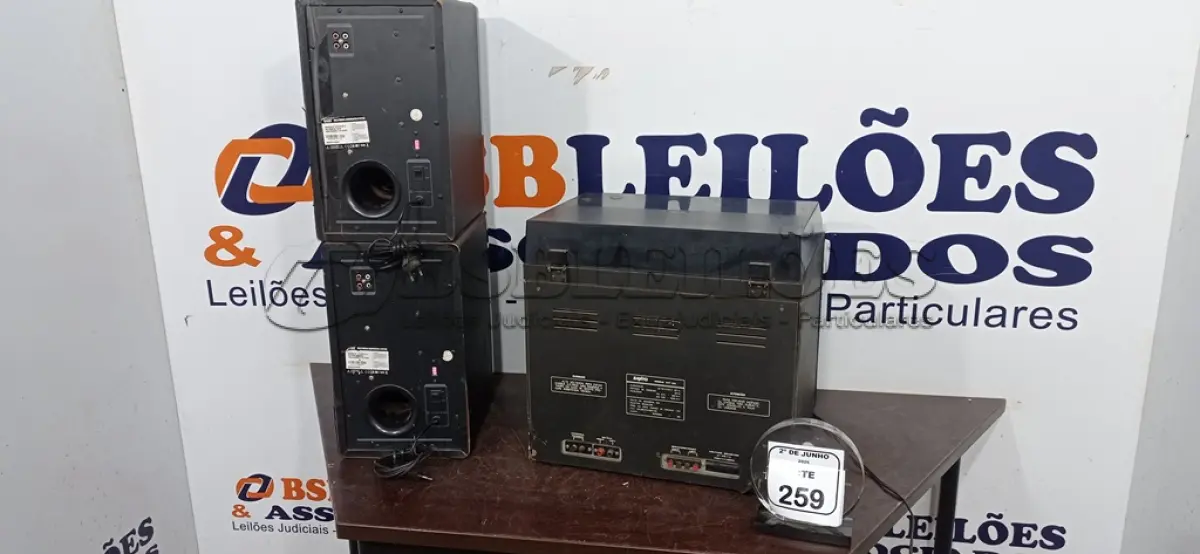 LOTE 259 - 01 APARELHO DE SOM ANTIGO 3X1 MARCA SANYO E 02 CAIXAS DE SOM MARCA DIVOOM. (NO ESTADO) ATENÇÃO! FAZER A VISITAÇÃO ANTES DE ARREMATAR, NÃO SABEMOS SE FUNCIONA, LEILÃO NÃO TEM GARANTIA E NEM DEVOLUÇÃO, SUJEITO A POSSÍVEIS AVARIAS VISÍVEIS/OCULTAS E/OU AUSÊNCIA DE COMPONENTES.