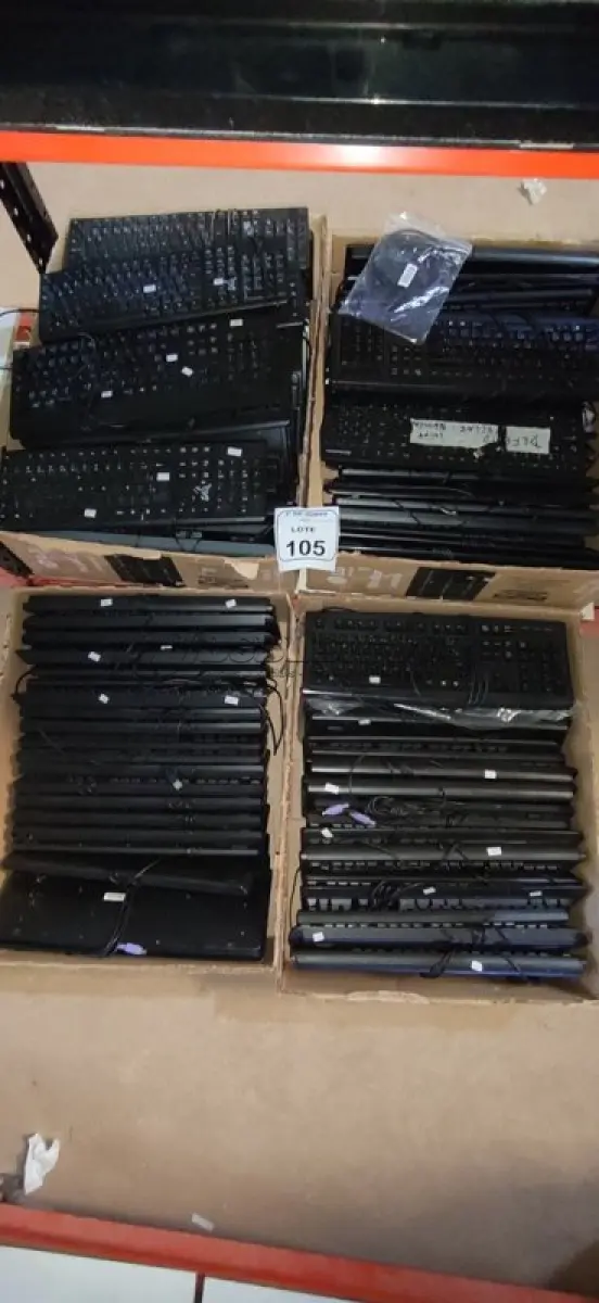 LOTE 105 - 01 LOTE COM GRANDE QUANTIDADE DE TECLADOS DE PC DE MARCAS E MODELOS DIVERSOS. (NO ESTADO) ATENÇÃO! FAZER A VISITAÇÃO ANTES DE ARREMATAR, NÃO SABEMOS SE FUNCIONA, LEILÃO NÃO TEM GARANTIA E NEM DEVOLUÇÃO, SUJEITO A POSSÍVEIS AVARIAS VISÍVEIS/OCULTAS E/OU AUSÊNCIA DE COMPONENTES.