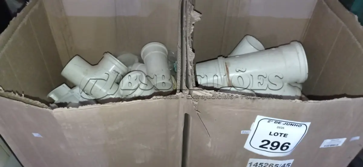 LOTE 296 - 01 LOTE COM GRANDE QUANTIDADE TAMPAS DE CAIXA DE LUZ, TÊ E CONEXÕES HIDRÁULICAS DIVERSAS. (NO ESTADO) ATENÇÃO! FAZER A VISITAÇÃO ANTES DE ARREMATAR, NÃO SABEMOS SE FUNCIONA, LEILÃO NÃO TEM GARANTIA E NEM DEVOLUÇÃO, SUJEITO A POSSÍVEIS AVARIAS VISÍVEIS/OCULTAS E/OU AUSÊNCIA DE COMPONENTES.