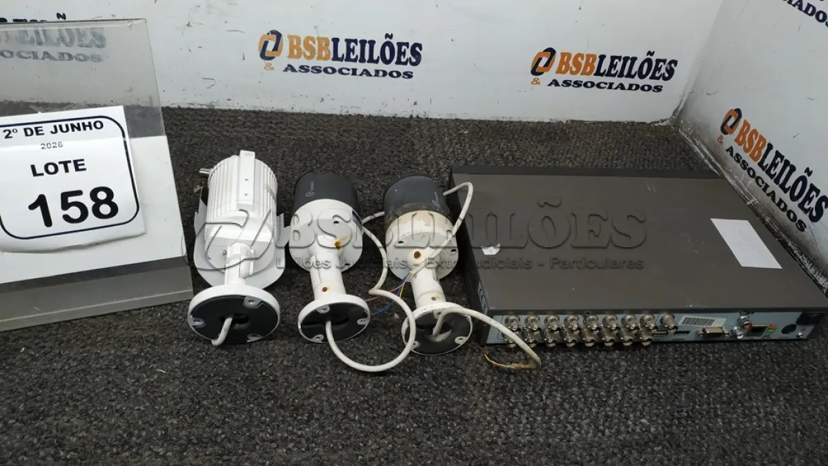 LOTE 158 - 01 APARELHO DVR E 03 CÂMERAS DE SEGURANÇA. (NO ESTADO) ATENÇÃO! FAZER A VISITAÇÃO ANTES DE ARREMATAR, NÃO SABEMOS SE FUNCIONA, LEILÃO NÃO TEM GARANTIA E NEM DEVOLUÇÃO, SUJEITO A POSSÍVEIS AVARIAS VISÍVEIS/OCULTAS E/OU AUSÊNCIA DE COMPONENTES.