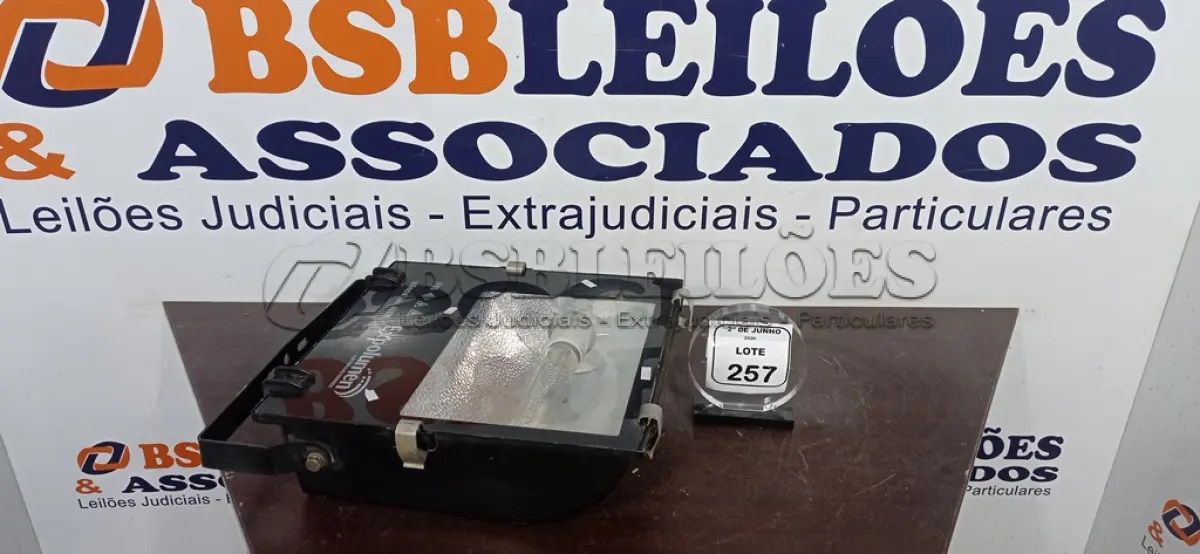 LOTE 257 - 01 REFLETOR 400W MARCA EXPOLUMEN. (NO ESTADO) ATENÇÃO! FAZER A VISITAÇÃO ANTES DE ARREMATAR, NÃO SABEMOS SE FUNCIONA, LEILÃO NÃO TEM GARANTIA E NEM DEVOLUÇÃO, SUJEITO A POSSÍVEIS AVARIAS VISÍVEIS/OCULTAS E/OU AUSÊNCIA DE COMPONENTES.