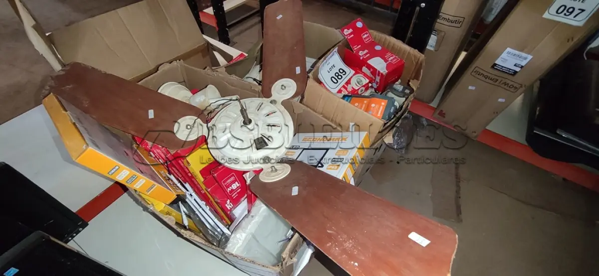 LOTE 089 - 01 VENTILADOR DE TETO E GRANDE QUANTIDADE DE LUMINÁRIAS E LÂMPADAS MARCAS E MODELOS DIVERSOS. (NO ESTADO) ATENÇÃO! FAZER A VISITAÇÃO ANTES DE ARREMATAR, NÃO SABEMOS SE FUNCIONA, LEILÃO NÃO TEM GARANTIA E NEM DEVOLUÇÃO, SUJEITO A POSSÍVEIS AVARIAS VISÍVEIS/OCULTAS E/OU AUSÊNCIA DE COMPONENTES.