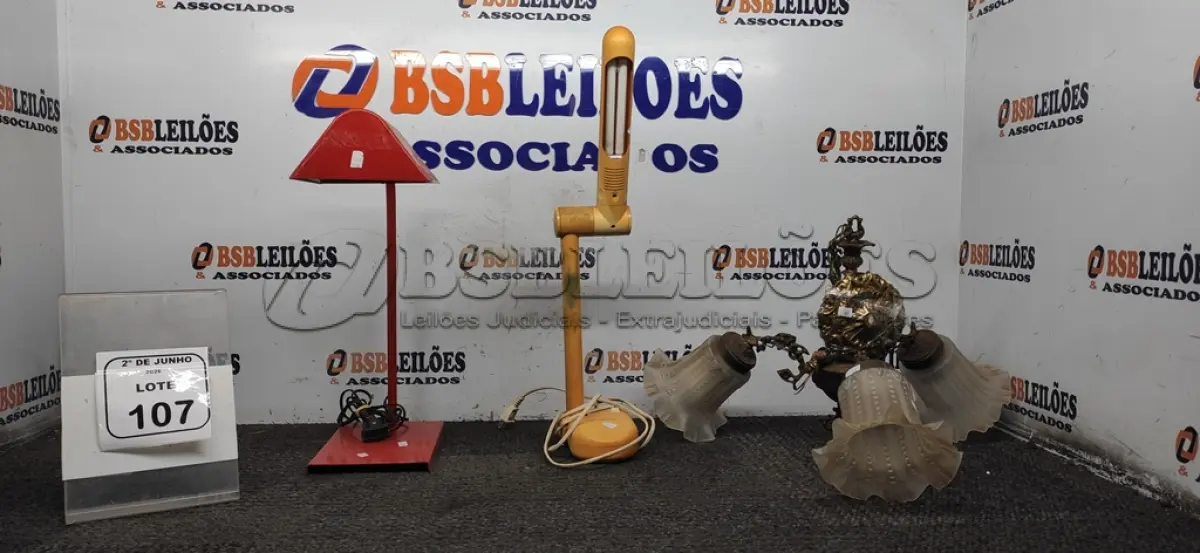 LOTE 107 - 01 LUSTRE DE TETO E 02 LUMINÁRIAS DE MESA. (NO ESTADO) ATENÇÃO! FAZER A VISITAÇÃO ANTES DE ARREMATAR, NÃO SABEMOS SE FUNCIONA, LEILÃO NÃO TEM GARANTIA E NEM DEVOLUÇÃO, SUJEITO A POSSÍVEIS AVARIAS VISÍVEIS/OCULTAS E/OU AUSÊNCIA DE COMPONENTES.