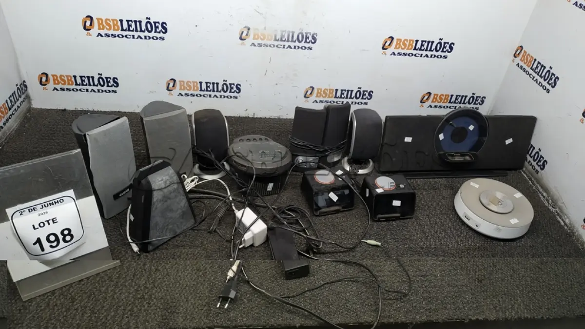 LOTE 198 - 01 LOTE COM VÁRIAS CAIXAS DE SOM E RÁDIOS RELÓGIOS DE MARCAS E MODELOS DIVERSOS. (NO ESTADO) ATENÇÃO! FAZER A VISITAÇÃO ANTES DE ARREMATAR, NÃO SABEMOS SE FUNCIONA, LEILÃO NÃO TEM GARANTIA E NEM DEVOLUÇÃO, SUJEITO A POSSÍVEIS AVARIAS VISÍVEIS/OCULTAS E/OU AUSÊNCIA DE COMPONENTES.