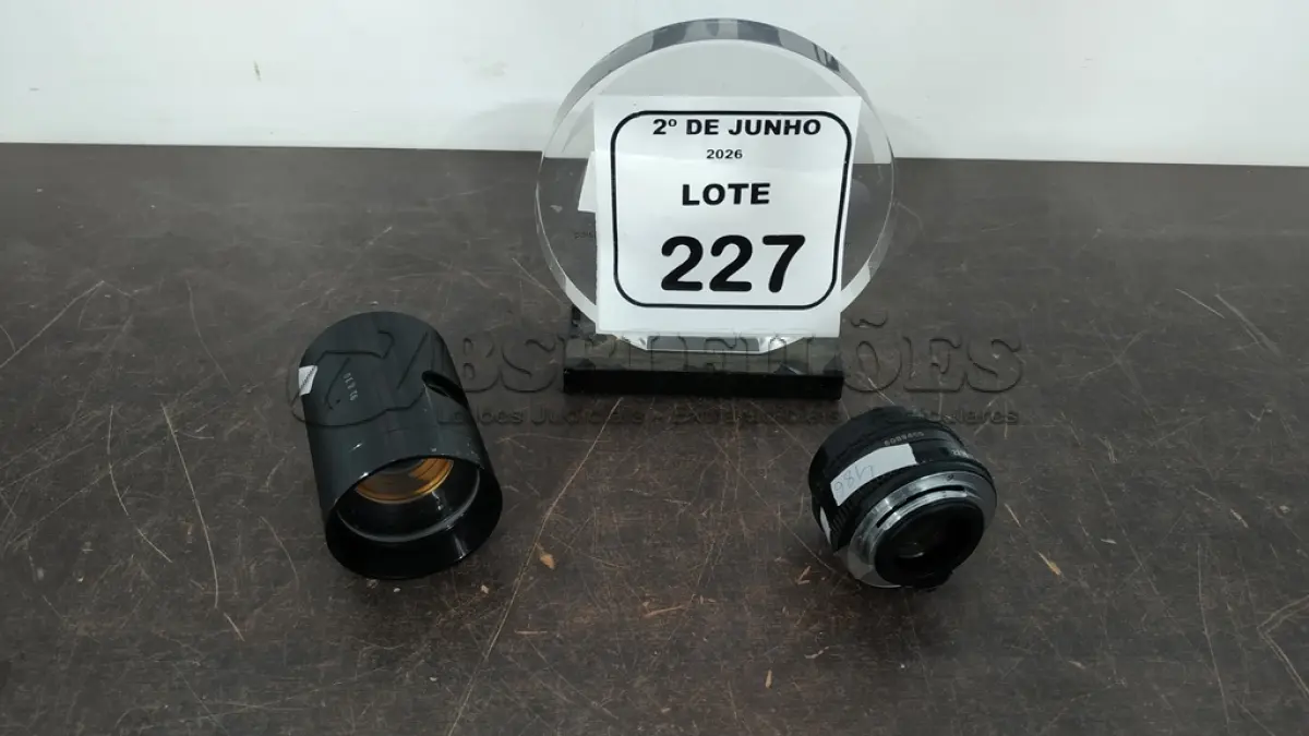 LOTE 227 - 01 LENTE ROSCA PARA CÂMERAS E 01 LENTE DE TELESCÓPIO. (NO ESTADO) ATENÇÃO! FAZER A VISITAÇÃO ANTES DE ARREMATAR, NÃO SABEMOS SE FUNCIONA, LEILÃO NÃO TEM GARANTIA E NEM DEVOLUÇÃO, SUJEITO A POSSÍVEIS AVARIAS VISÍVEIS/OCULTAS E/OU AUSÊNCIA DE COMPONENTES.