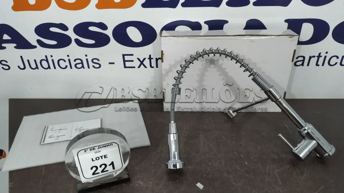 LOTE 221 - 01 TORNEIRA DE COZINHA GOURMET CROMADA. (NO ESTADO) ATENÇÃO! FAZER A VISITAÇÃO ANTES DE ARREMATAR, NÃO SABEMOS SE FUNCIONA, LEILÃO NÃO TEM GARANTIA E NEM DEVOLUÇÃO, SUJEITO A POSSÍVEIS AVARIAS VISÍVEIS/OCULTAS E/OU AUSÊNCIA DE COMPONENTES.