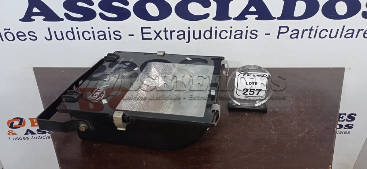 LOTE 257 - 01 REFLETOR 400W MARCA EXPOLUMEN. (NO ESTADO) ATENÇÃO! FAZER A VISITAÇÃO ANTES DE ARREMATAR, NÃO SABEMOS SE FUNCIONA, LEILÃO NÃO TEM GARANTIA E NEM DEVOLUÇÃO, SUJEITO A POSSÍVEIS AVARIAS VISÍVEIS/OCULTAS E/OU AUSÊNCIA DE COMPONENTES.