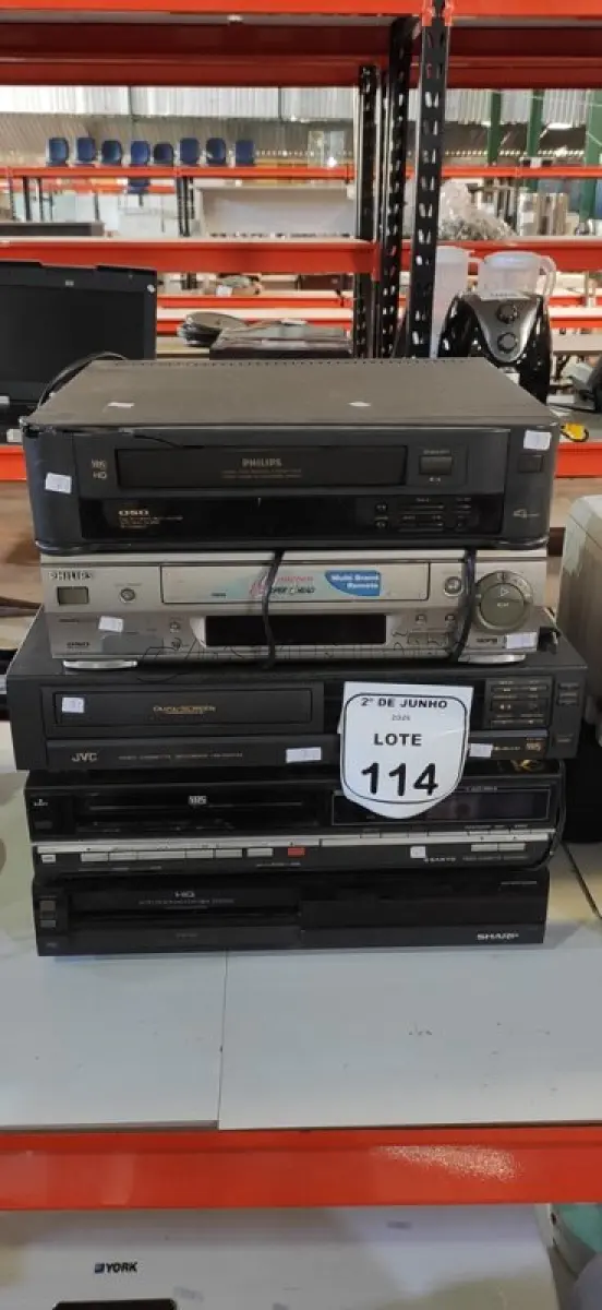 LOTE 114 - 05 APARELHOS DE VÍDEO CASSETE DE MARCAS E MODELOS DIVERSOS. (NO ESTADO) ATENÇÃO! FAZER A VISITAÇÃO ANTES DE ARREMATAR, NÃO SABEMOS SE FUNCIONA, LEILÃO NÃO TEM GARANTIA E NEM DEVOLUÇÃO, SUJEITO A POSSÍVEIS AVARIAS VISÍVEIS/OCULTAS E/OU AUSÊNCIA DE COMPONENTES.