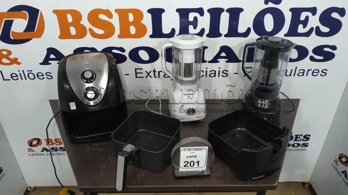 LOTE 201 - 01 AIR FRYER 5L 220V MARCA MONDIAL E 02 LIQUIDIFICADORES 220V MARCA MONDIAL. (NO ESTADO) ATENÇÃO! FAZER A VISITAÇÃO ANTES DE ARREMATAR, NÃO SABEMOS SE FUNCIONA, LEILÃO NÃO TEM GARANTIA E NEM DEVOLUÇÃO, SUJEITO A POSSÍVEIS AVARIAS VISÍVEIS/OCULTAS E/OU AUSÊNCIA DE COMPONENTES.